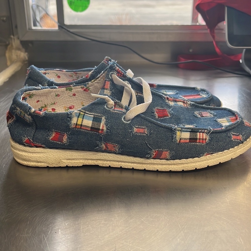 Hylianz Shoes gentle used size 8. Super cute patches for stay and design. #346